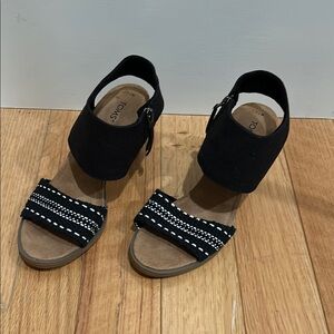 Toms Black Sandals with Textured Heel Strap and Cushioned Sole